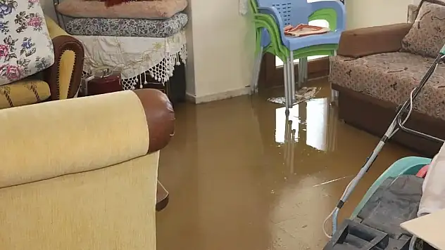 İzmir'de etkili olan sağanak hayatı olumsuz etkiledi