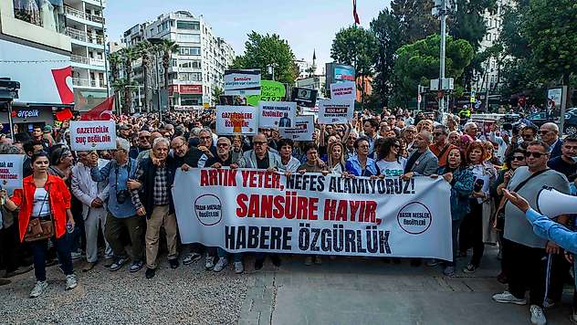 İzmir'de gazetecilerden 'Sansüre Hayır, Habere Özgürlük' yürüyüşü