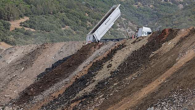 İzmir'de hafriyat sahaları yeşil alanlara dönüşüyor: 106 bin fidan dikildi
