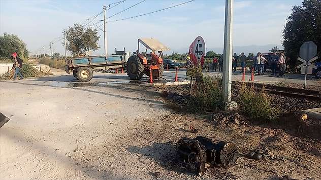 İzmir'de hemzemin geçitte kaza: Yolcu treni traktöre çarptı