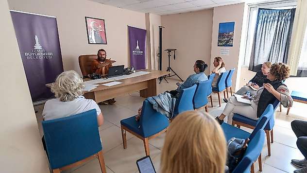 İzmir'de kalemler konuşuyor: Yazarlık atölyeleri başladı
