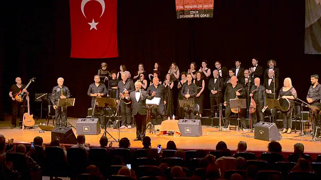 İzmir'de müzik gecesi: İZDO korosu büyüledi