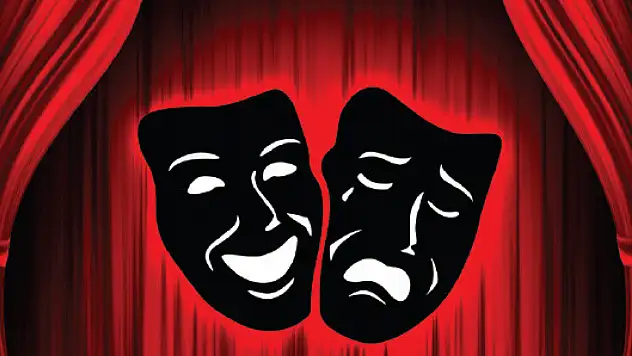 İzmir'de Tiyatro Severleri Dolu Dolu Bir Yaz Bekliyor