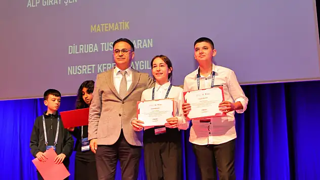 İzmir'de TÜBİTAK 2204-B bölge yarışması ödülleri sahiplerini buldu