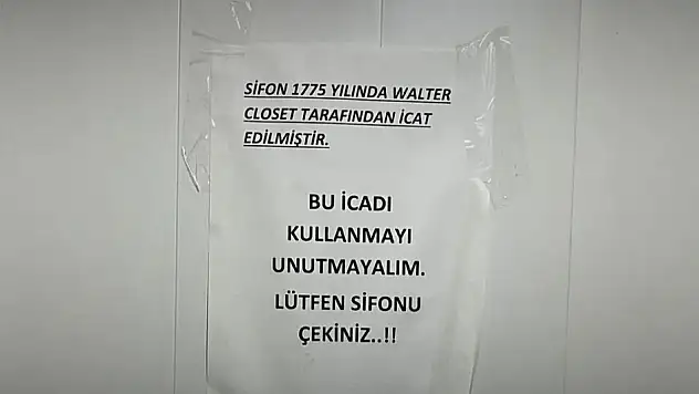 İzmir'de tuvalete asılan mizahi uyarı gülümsetti