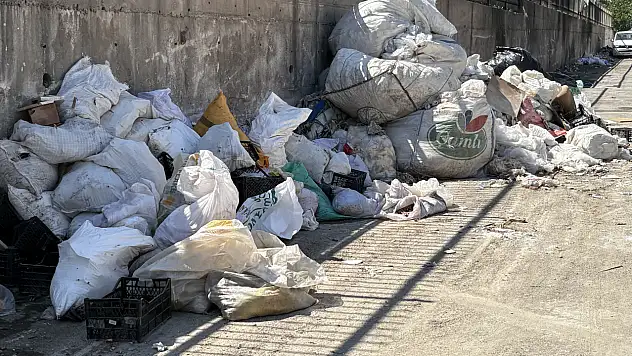 İzmir'de vatandaşların 'çöp' isyanı: