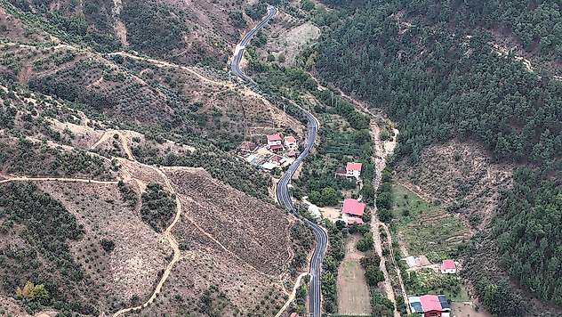 İzmir'in en uzak yolu yenilendi