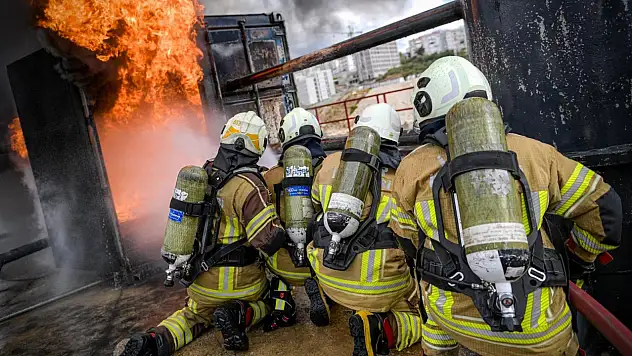 İzmir'in yeni itfaiyecileri göreve hazırlanıyor