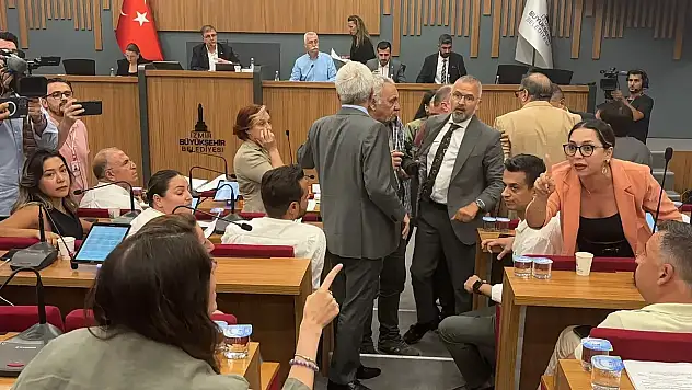 İzmir Meclisi'nde Gerilim Tırmandı: 'Ağlama, Terbiyesiz Kadın!' - 'Kes Sesini!'