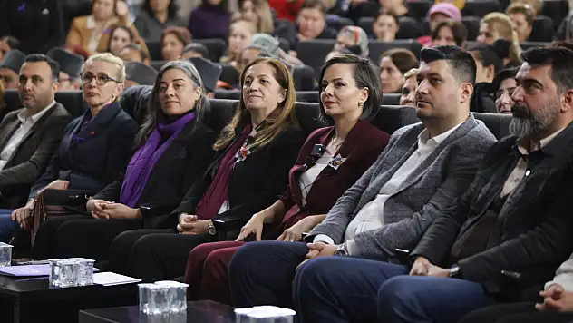 Karabağlar'da 8 Mart forumu: Kadın emeği ve eşitlik mücadelesi konuşuldu