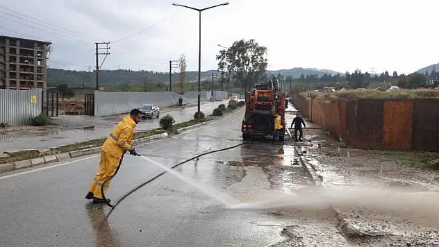 Karaburun, Çeşme ve Foça'da yağış alarmı: İzmir Büyükşehir Belediyesi ekipleri seferber