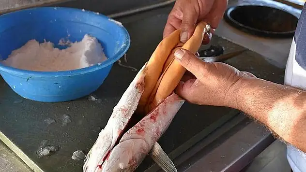 Karaburun'un meşhur topan kefali tezgahlarda