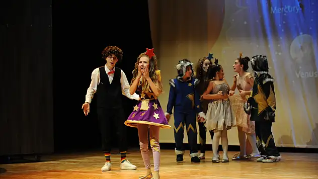 Karşıyaka Belediye Tiyatrosu yeni sezonda iki farklı oyunla sahneye çıkıyor