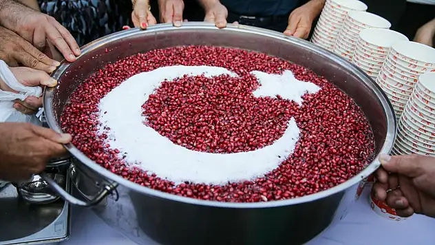 Karşıyaka'da aşure kazanı barış ve kardeşlik için kaynadı