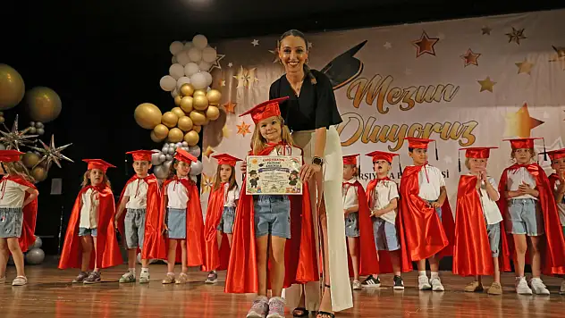 Karşıyaka'da miniklerin mezuniyet heyecanı