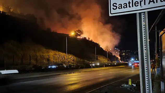 Karşıyaka'da ormanlık alan alev aldı! Yerleşim yerleri tehdit altında...