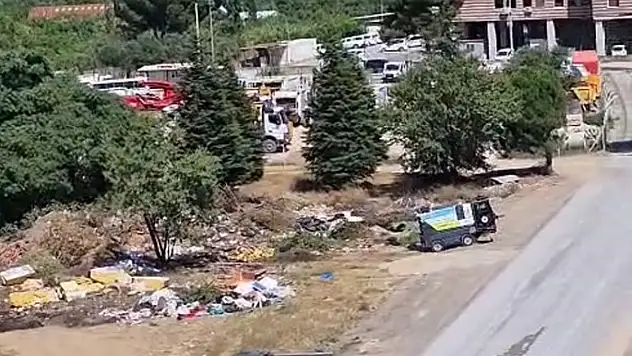 Kemalpaşa'da belediye binasının arkası çöplüğe döndü! Vatandaş isyan etti
