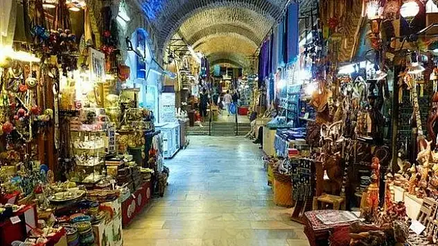 Kemeraltı'ndaki elektrik kesintisine muhtardan sert tepki: 'Bu kabul edilemez'