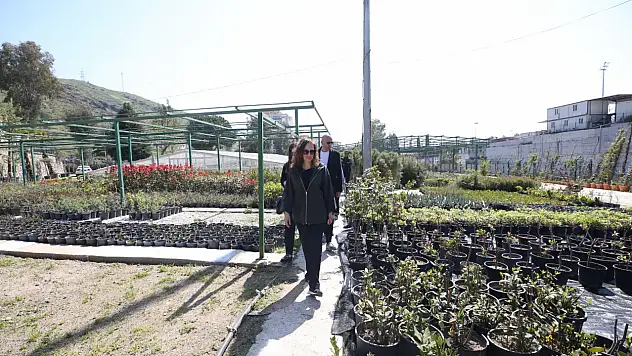 Kendi serasında üretiyor, kenti güzelleştiriyor