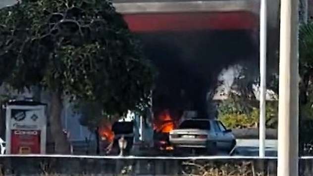 Kınık'ta akaryakıt istasyonuna çarpan otomobil alev aldı: 2 yaralı