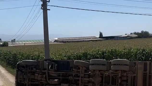 Kiraz yolunda kamyon devrildi