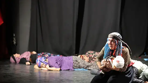 Konak'ta Cumhuriyet coşkusu: 'Kuvayi Milliye Destanı' ayakta alkışlandı