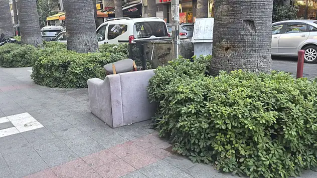 Konak'ta kötü koku ve atık eşya tepkisi