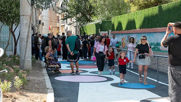 Konak'ta okul yolu çocuklar için renklendirildi