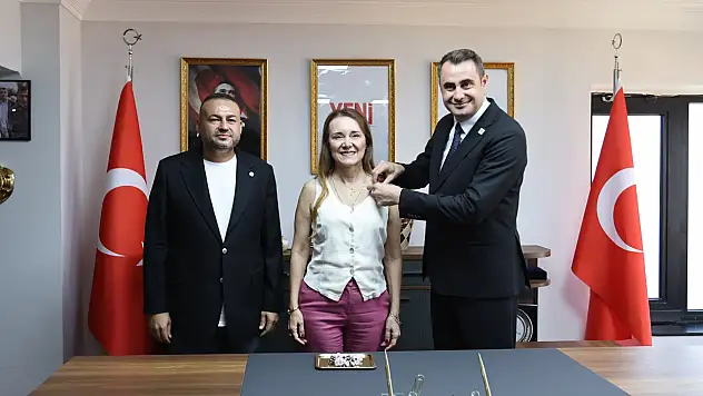 Konak'ta rozetleri taktı, CHP'yi hedef aldı: 'Toplumda karşılığı yok'