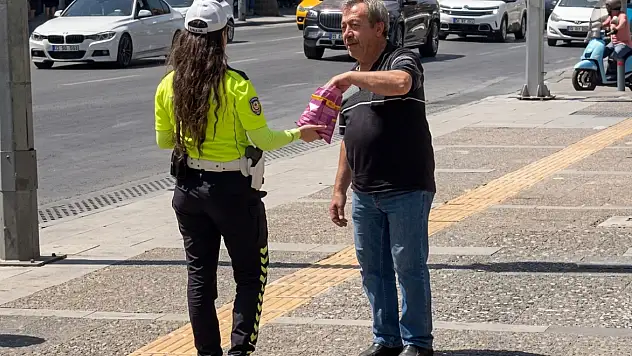 Konak'ta yüzleri gülümseten kandil sürprizi