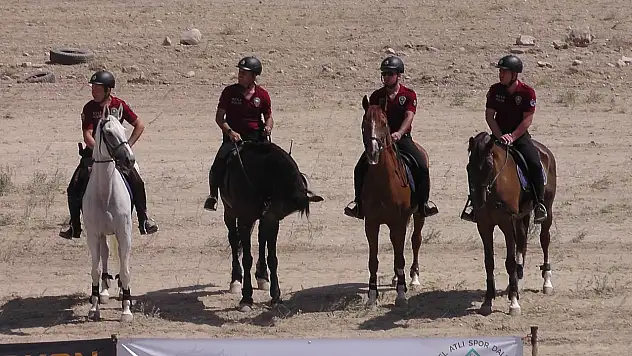 Konya'da, atlı polisler sahada