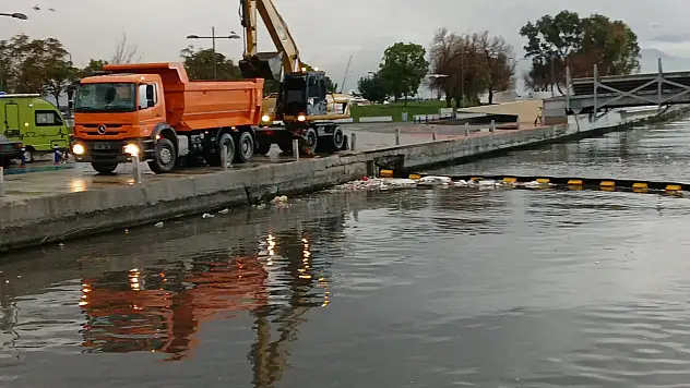 Kuvvetli sağanak İzmir'i etkiledi: Büyükşehir belediyesi tüm birimleriyle sahada