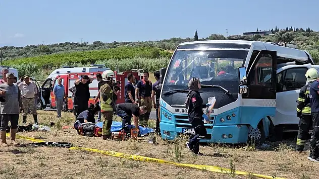 Manisa'da feci kaza: 1 ölü 10 yaralı