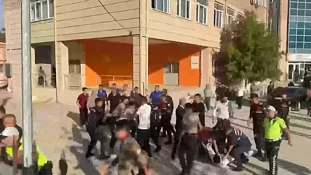 Manisa'da lise önünde silah paniği! Veliler okula akın etti