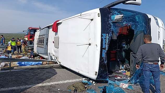 Manisa'da yolcu otobüsü ile tır çarpıştı: 11 ölü, 27 yaralı