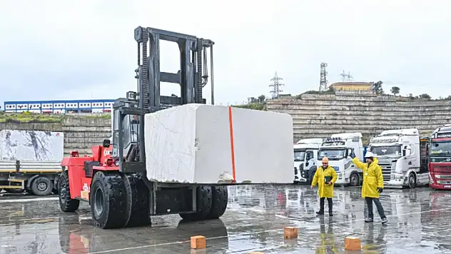 Marble İzmir kapılarını açmaya hazırlanırken dev bloklar alandaki yerini aldı