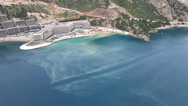 Marmaris'te milli park sınırları içinde denizi kepçelerle yağmalıyorlar