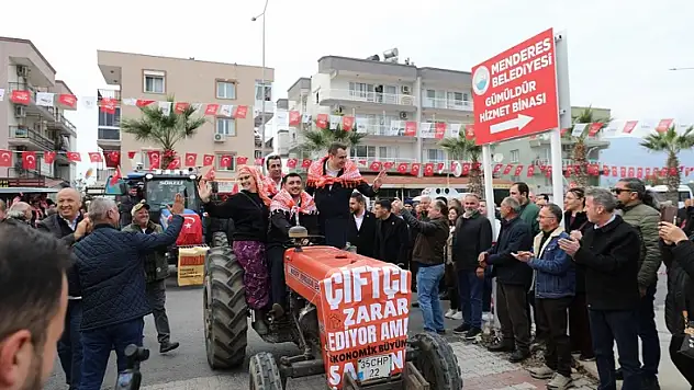 Menderes'te mandalina üreticileri traktörlerle sokağa çıktı