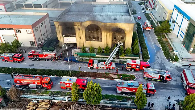 Menderes'te yalıtım malzemesi Üreten Fabrikada Yangın