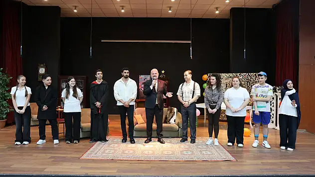 Menemen'de tiyatro coşkusu: Dünya Tiyatrolar Günü sahneyle kutlandı