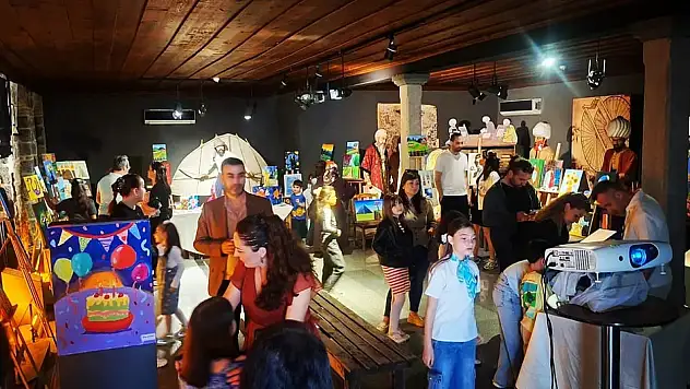 Minik ellerden Atatürk'e anlamlı armağan