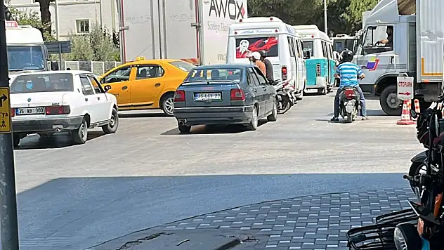 Mithatpaşa Caddesi'nde hatalı park trafiği kilitliyor