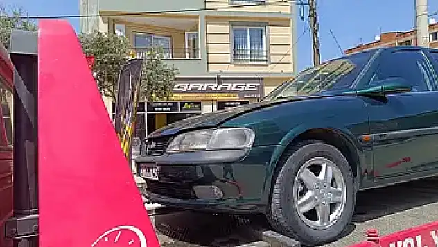 Ödemiş'te Araç Alev Aldı: Yaşlı sürücü son anda kurtarıldı