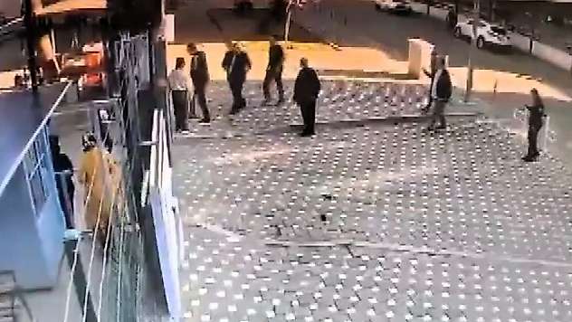 Okul önünde bekçiyle arbede yaşayan kişinin öğretmen olduğu ortaya çıktı