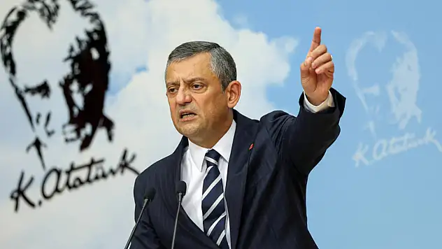 Özel'den sert çıkış: 'Delegenin vermediğini saraydan dilenenlere söylüyorum'