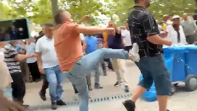 Özel'in cami çıkışında tekmeli arbede