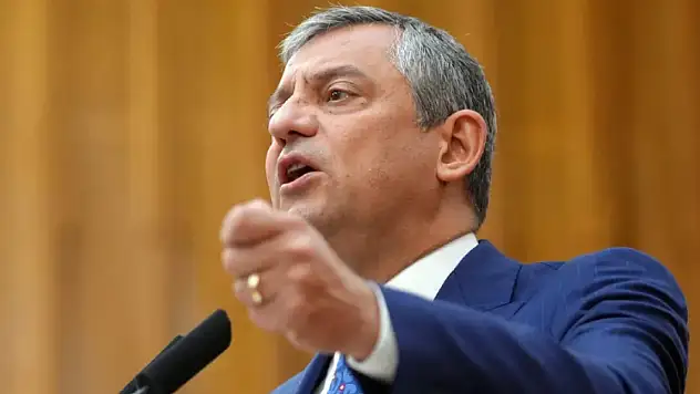 Özgür Özel'den Barselona çıkışı: 'Onlar aşırı sağla, biz demokratlarla aynı saftayız'