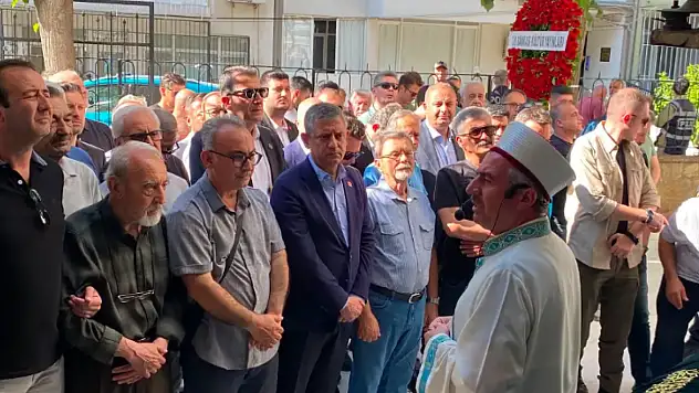 Özgür Özel, sınıf arkadaşının annesini son yolculuğuna uğurladı