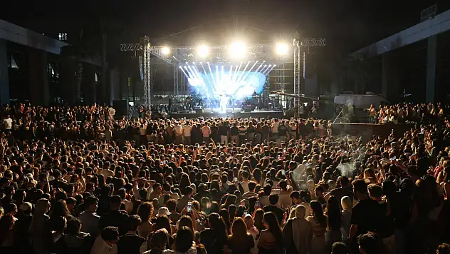 Pehlivan gençlerle aynı sahnede