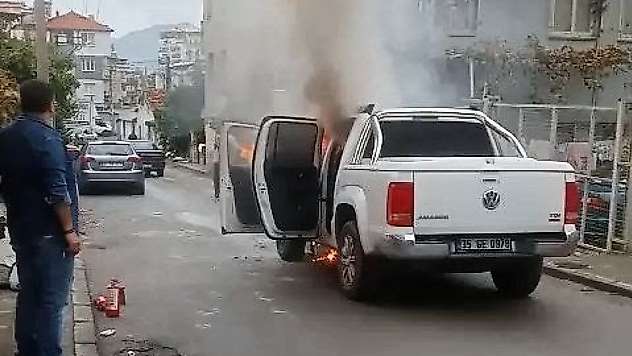 Seyir halindeki kamyonette patlama paniği